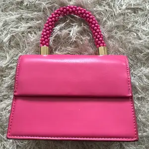 En rosa zara väska som är änvand en gång. Den är ganska fin till somras och i jättebra skick. Köptes för 400 men säljer för 230😊