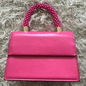 Zara väska - En rosa zara väska som är änvand en gång. Den är ganska fin till somras och i jättebra skick. Köptes för 400 men säljer för 230😊