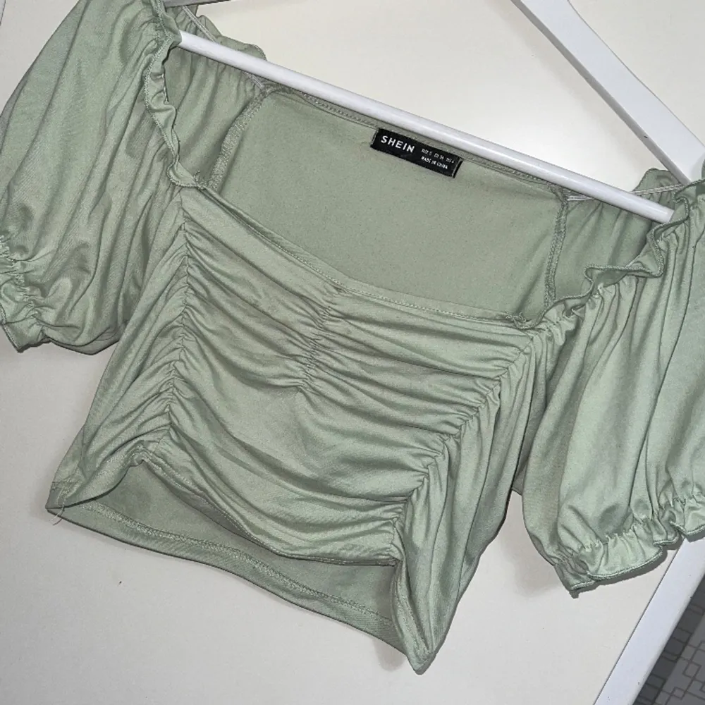 ⭐️Knappt använd  ⭐️Super söt till sommaren  ⭐️Tunnt material  ⭐️ Mint/ljusgrön ish  ⭐️STL: S men passar även Xs då sen är stretchig.  . T-shirts.