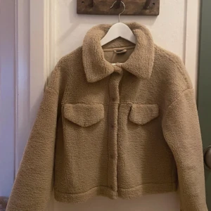 Teddyjacka - Gosig teddyjacka från Ginatricot, stl S! Skriv för frågor/bilder!🫶🏻