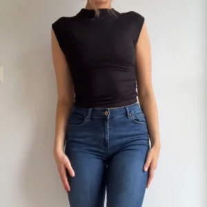 TOPP - Turtleneck topp köpt på Gina Tricot i superskönt stretchigt material! Endast använd en gång och i nyskick! 🖤