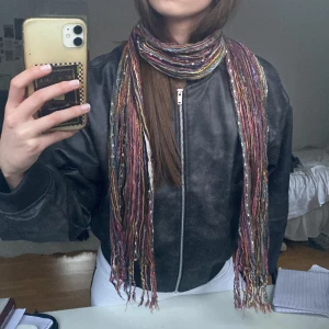 Halsduk - Säljer denna ascoola scarf/halsduk då den inte kommer till användning💕tveka inte om ni har några frågor