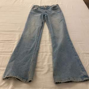 Snygga ljusblåa jeans som är i storlek 164. De hr aldrig använts och är i perfekt skick!! Man kan spänna till i midjan om det behövs och de är även utsvöngda. Kontakta för mer info!! 