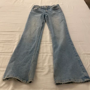 Snygga Lågmidjade bootcut jeans från Gina tricot - Snygga ljusblåa jeans som är i storlek 164. De hr aldrig använts och är i perfekt skick!! Man kan spänna till i midjan om det behövs och de är även utsvöngda. Kontakta för mer info!! 