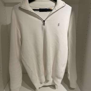 Säljer denna stilrena klassiska hoodie från Ralph lauren i strl S men passar också M. Använd ett få tal gånger skick 10/10. Tveka inte på att höra av er vid minsta fundering🦈