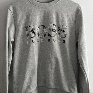Hugo Boss sweatshirt - En skitsnygg Hugo Boss sweatshirt i bra skick, storlek M men skulle passa S utan att vara för stor. Tveka inte på att höra av dig vid frågor och pris kan diskuteras.