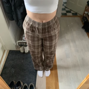 Byxor - Byxor, skulle säga att de passar lika bra som pyjamasbyxor och vanliga byxor! 