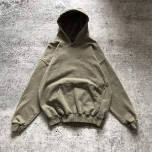Vintage blank hoodie med nice boxy passform, washed brun/grön färg. Riktigt skönt material. Längd: 67cm Bredd: 63cm