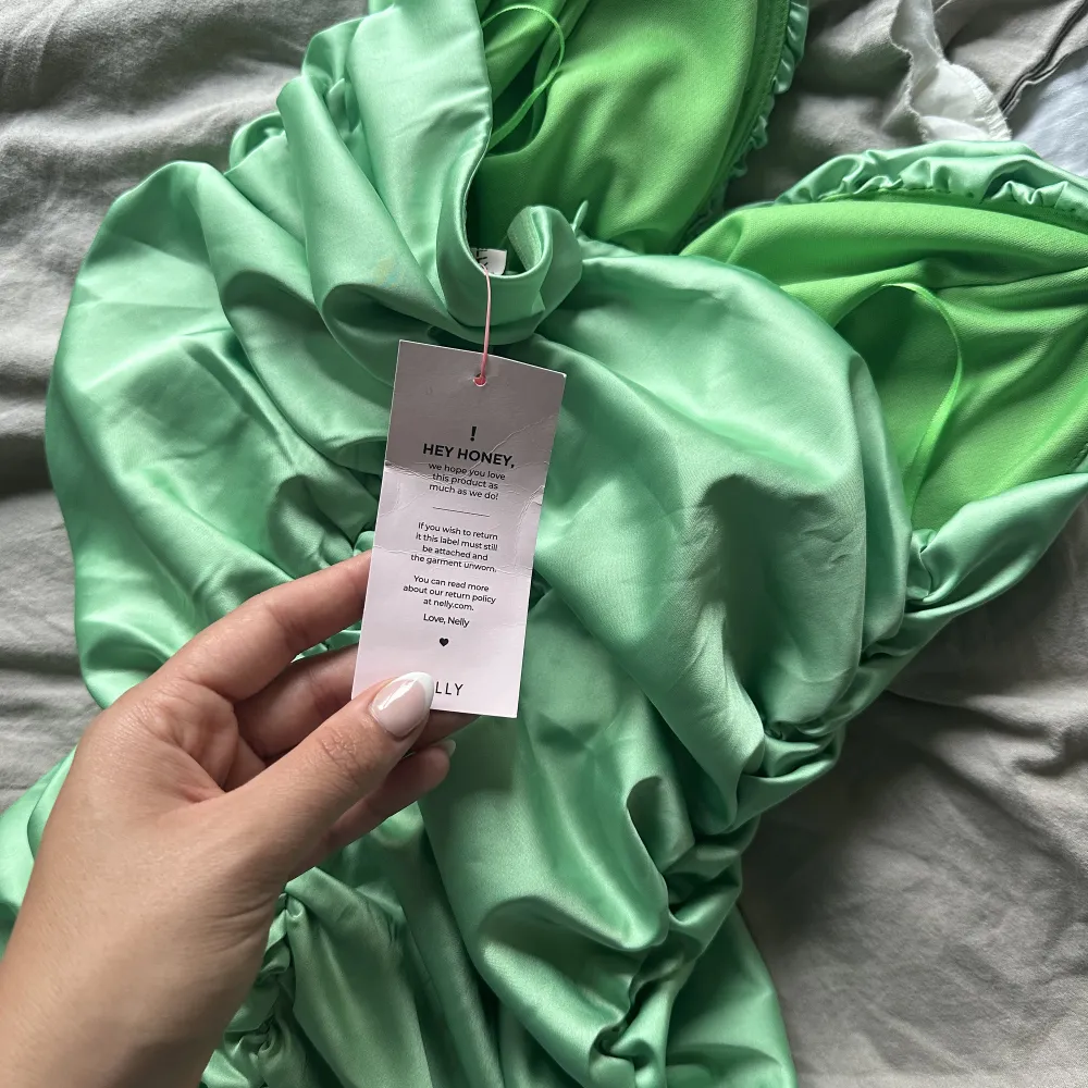 Denna otroligt snygga gröna festklänningen ska säljas! Den är inte använd då lappen sitter kvar! Den va köpt till ett bröllop som inte blev av och har för många klänningar! Den är köpt från Nelly! Den sitter sig otroligt snyggt på kroppen!!. Klänningar.