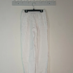 Vita linnebyxor från Chelsea  - Linnebyxor i storlek xs i bra stick. 