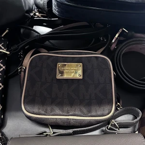 Michael kors - Säljer min fina Michael kors väska då jag har många liknade väskor! Äkta såklart, köpt i butik i Stockholm. 