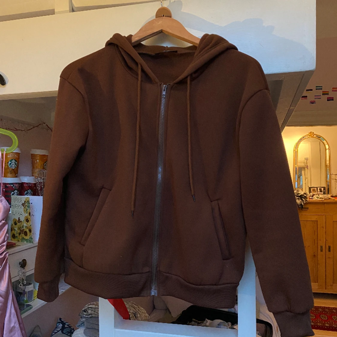 Brun zip-up hoodie! - 90
