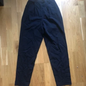 Mörk blå kostymbyxor  - Säljer dom här jätte fina mörk blå kostym byxorna för att jag har ett par som ser nästan lika dana ut och som passar mig bättre, sparsamt använda och är i väldigt bra skick😄