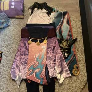 Xiao cosplay - Xiao cosplay, tradear/säljer, helst för ett annat genshin cosplay. Några pärlor saknas av ärmen, men annars är den hel. Använd en gång på con men annars bara använd hemma. Katt i hemmet, men den har aldrig kommit nära varan. Köpt för 1000kr ungefär.
