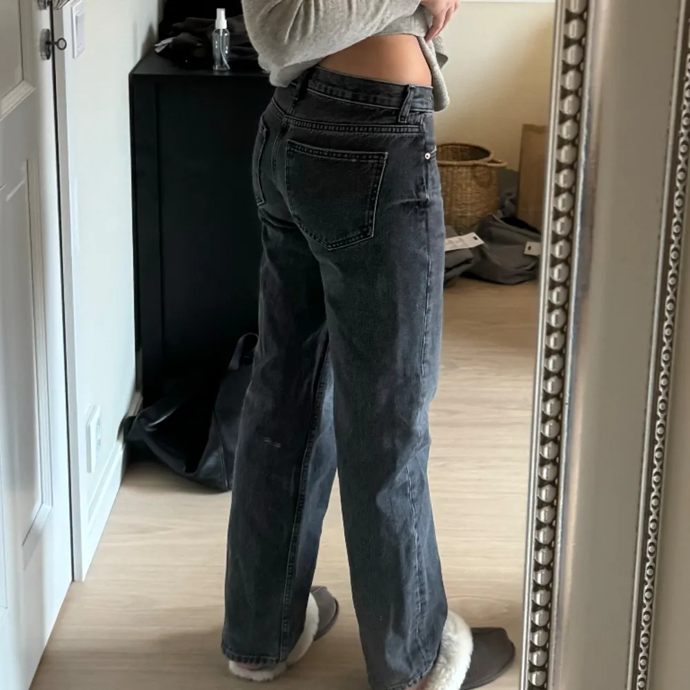 Low straight jeans från Gina Tricot i färgen mörk grå. Jeans är i mycket bra skick då jag knappt använt dem. Storlek 34 och sälja för 95kr💕. Jeans & Byxor.