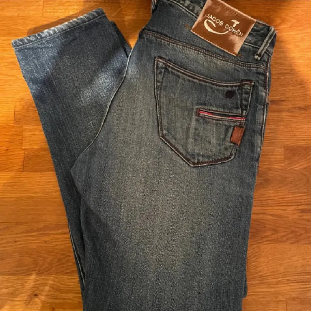 Tjena, säljer nu dessa feta Cohen jeans då dem blivit för korta. Mycket bra skick och sitter slim! Vid minsta fundering är det bara att höra av sig!  //Felix Obs. Bildern är från där jag köpte dem.. Jeans & Byxor.