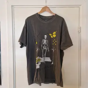 Oversized t-shirt från urban outfitters Litet hål vid kragen men annars inget fel  Det är bara att fråga om man vill ha fler bilder eller mått! Eller några andra frågor!  Inget pris är fast så skicka ett offer om du vill.