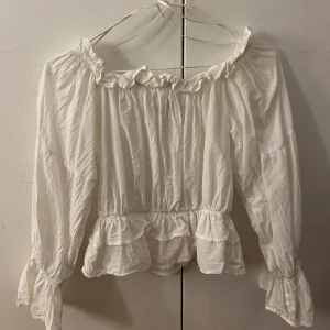 Vit blus  - Säljer min jättesöt topp från Gina tricot💗