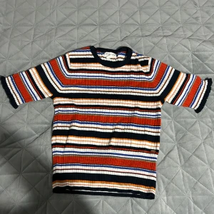 Perfekta tröjan - Denna perfekta tröjan av finare material behöver alla i sin garderob. Har använt den ett fåtal gånger och har alltid fått frågan vart den är i från. Köpte den på Kappahl för några år sedan. Ordinarie pris, 250