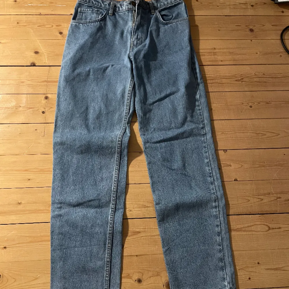 Fint skick, använda någon enstaka gång bara då de inte passar bra på mig.  Köpare betalar frakt.. Jeans & Byxor.