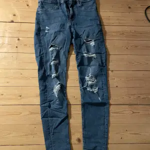 Jeans med hål, fina om man tycker om stuket😅 sitter väldigt bra och de är i fint skick, använd ca 10 gånger. Köpare betalar frakt.