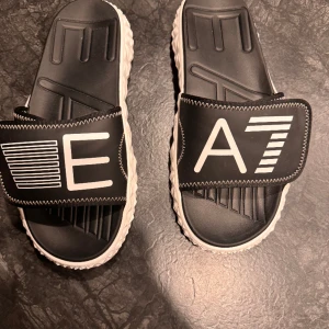 Tofflor från Armani  - Ett par fina tofflor från Armani som jag fick i present. Bara använd ca 10 min inomhus, så de är i perfekt skick! Vattentäta är de också, perfekt för sommaren eller en semester. Storlek 43 men skulle också kunna pass 42/44. Pris kan diskuteras! 