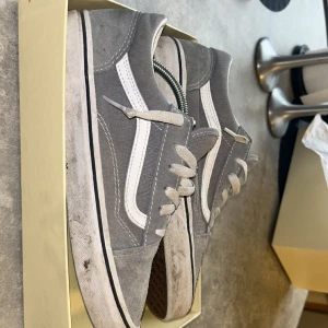 Grå vans  - Säljer nu mina vans Skick 8/10 använd fåtal gånger box får man med och pris kan diskuteras 