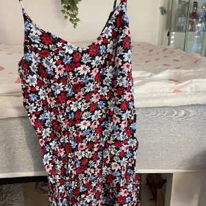 Kort klänning - Super fin och kort klänning. Jag är 159, och på mig slutade den vid låren. Ifrån h&m, storlek 32. Väger 107 gram så frakten blir 54 kronor🫶🏼