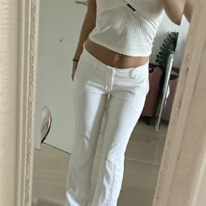 Vita Lågmidjade kostymbyxor bikbok - Nypris 499. Dem nya Lågmidjade vita kostymbyxorna från Bikbok. Köpte två storlekar och va för lat för att lämna tillbaka dem andra. Så kan garantera ett helt nytt skick, lappen på. Den vanliga långa/ standard modellen, dem heter vera