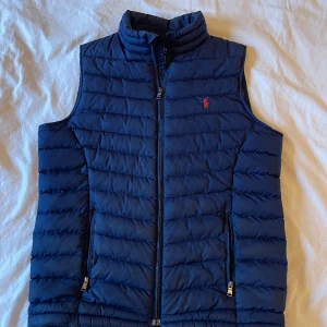 Ralph Lauren väst - Säljer nu min ralph lauren väst då jag har växt ut den, är köpt i USA för 1700 och säljer nu för 399. Ända deffekten är att ena dragkedjan går inte o stänga men annars är den i väldigt bra skick. Den är storlek l i barnstorlek men passar xs/s