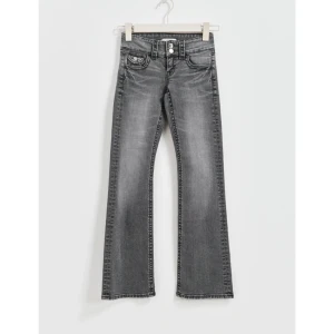 Jeans! - Säljer dessa grå Lågmidjade bootcut jeans från Gina Young. Använda en gång så inga defekter! Färgen är missvisande på bild, men dem är gråa 💞🥰 storlek 164 motsvarande xs/s. Dem passar mig som är 167🙌🏽