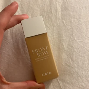 Caia foundation - Säljer min helt nya caia foundation ”front row” i färgen 2W då den är alldels för ljus på mig. Köpt för 349kr säljer för 200:- 