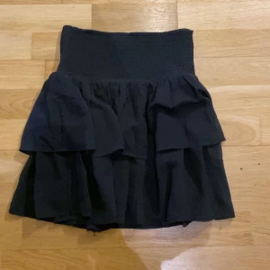 Volang kjol  - Svart volangkjol fårn Kappahl, super bra kvalite, skriv privat för fler bilder 