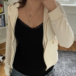 Juicy Couture Zip Up - Juicy Couture Zip Up i storlek XS men passar också S. Nästan helt oanvänd💗