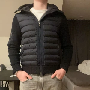 Moncler cardigan  - Säljer nu denna sjukt snygga moncler cardigan | skick 9/10 | ny pris 10000 kr | mitt pris 3499 | Hör av dig vid lilla minsta fundering 😁
