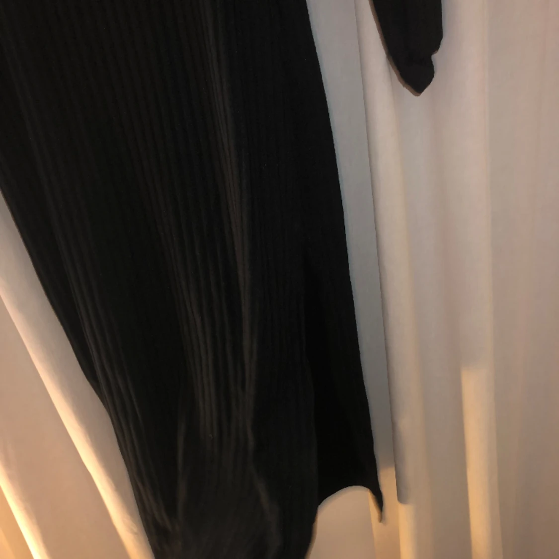 Svart ribbad långklänning  - 90