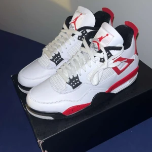 Air Jordan 4 Retro White/Fire Red-Black - Helt nya, oanvända. Storlek: 42.5 Kvitto finns  