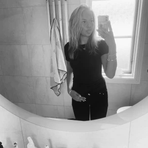 Jeans  - Säljer dessa jeansrn från grunt då dom itne används längre, jätte fina☺️står inte storlek i den men de passar mej och brukar ha 32-34