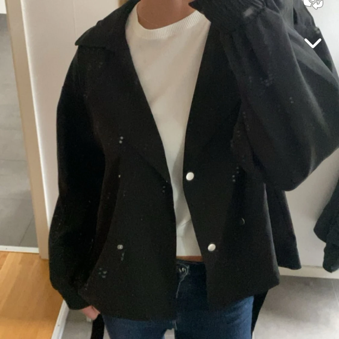 Svart kort trenchcoat