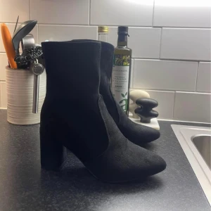 Sockboots - Helt oanvända klackar i mocca-material. Bekväma & snygga, men kom tyvärr inte till användning 👠 