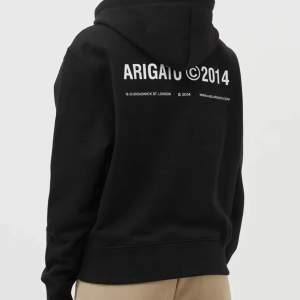 Säljer min Arigato Hoodie i fint skick❣️ Köpte för ca 2000 men säljer nu för 800, vid snabb affär kan vi diskutera priset. Storlek M men funkar även till en S