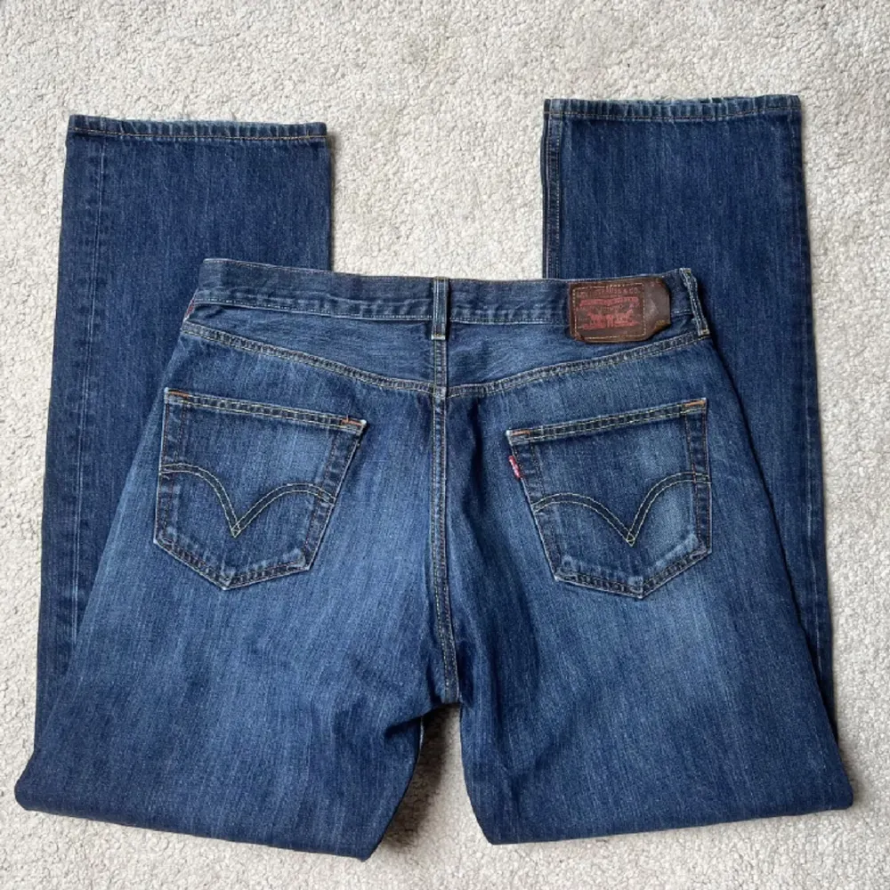 Midja: 89cm✨Innerben: 80cm✨Storlek: W36L32 (passar ungefär M/L)✨Jag på bilderna är 172cm lång💁‍♀️. Jeans & Byxor.