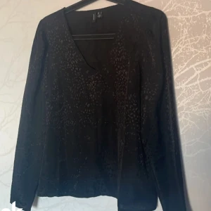 Festtopp - Topp från vero Moda i läckert mönster! Säljer då den är för liten❤️