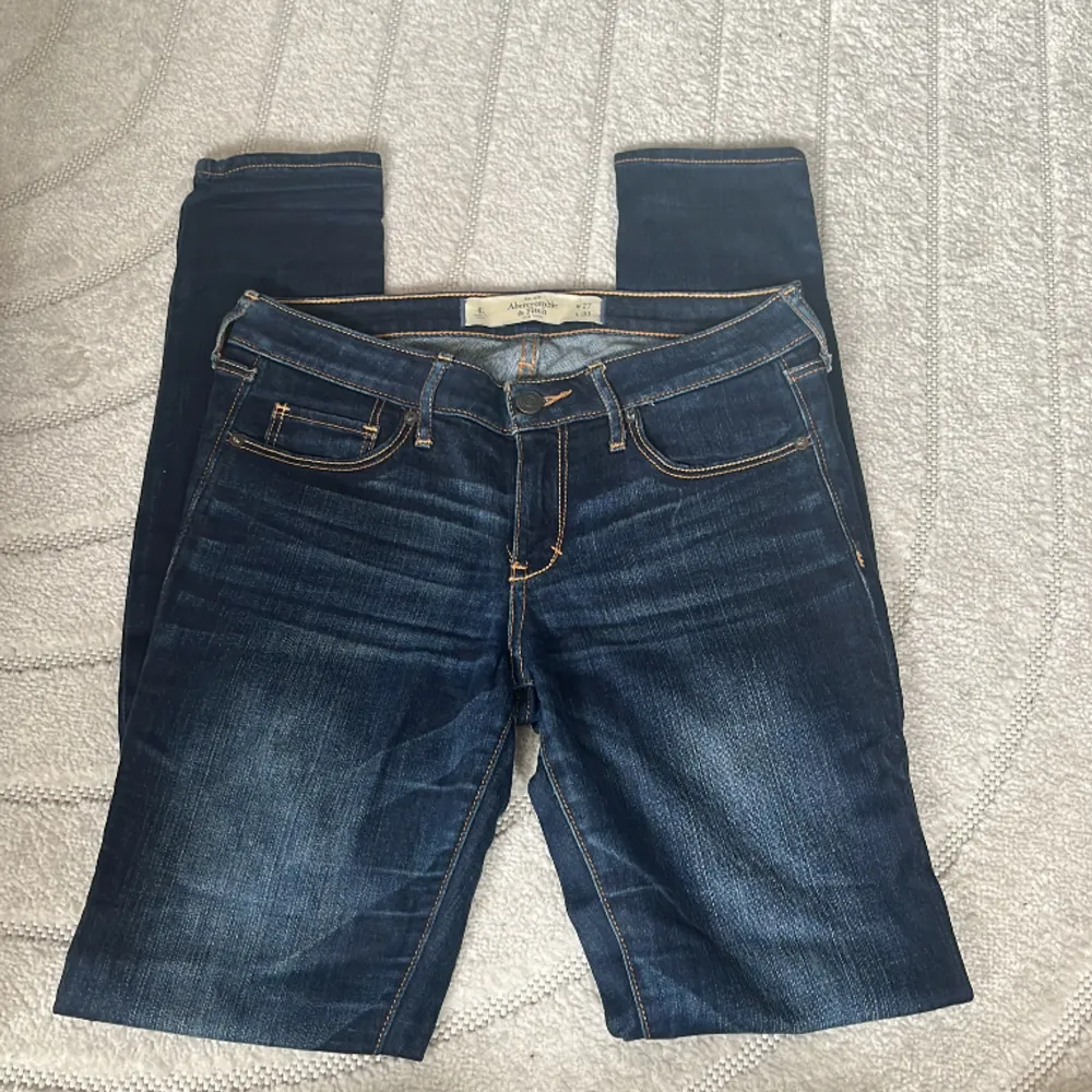 Supersnygga jeans från Abrcrombie & Fitch. Mycket bra skick! . Jeans & Byxor.