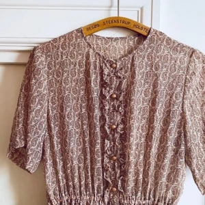 Romantisk chiffong klänning, vintage, 60’s, 70’s - Säljes i fint skick!  Strl S/M Mått: byst 48cm Midja 34-40 cm Längd 109 cm Kolla gärna in mina andra annonser för samfrakt !