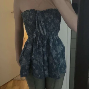 Sommar topp - Jättevacker, blå topp, perfekt för sommaren😍 Köpt i Spanien, för 350kr , knappt använd så säljer för bra pris, 250kr!