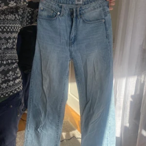 raka jeans - säljer dessa pga att de inte kommer till användning! Dom är väl använda men har inga stora slitningar. Dom är lite slitna längst ner som man ser på sista bilden, men inget man tänker på 😊