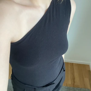 One shoulder  - Topp från Weekday 