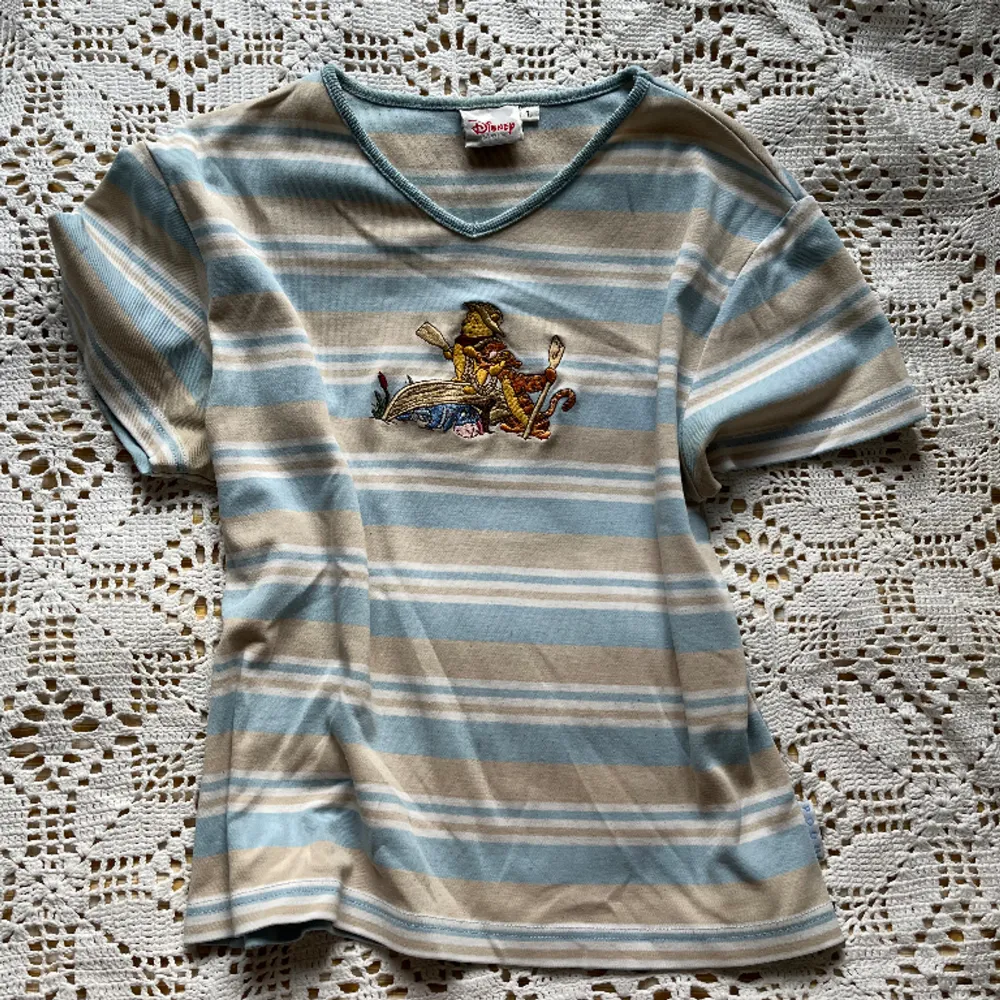 Disney t-shirt men nalle puh, tiger och ior broderat på. Det står att storleken är L men skulle uppskatta den till M. T-shirts.