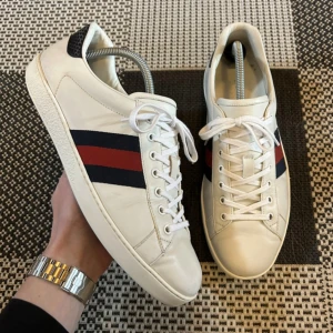 Gucci Ace skor  - Gucci Ace skor i mycket bra skick  Storlek 44 Pris: 2650kr  